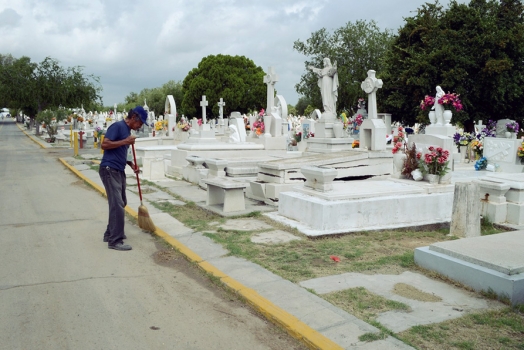 Mantenimiento a panteones y cementerios