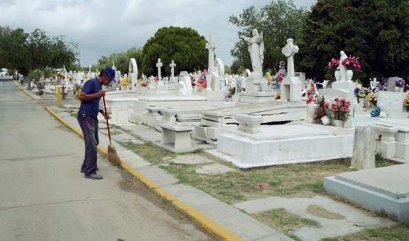 Mantenimiento a panteones y cementerios