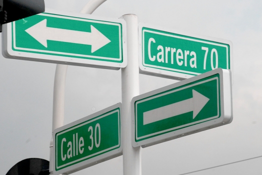 Colocación y mantenimiento de placas de nomenclatura de calles y avenidas